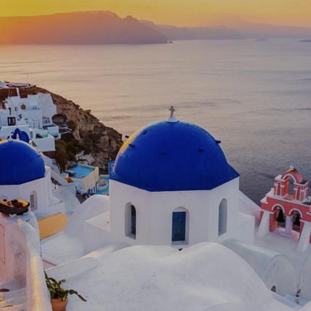 Professional photos on honeymoon in Santorini, Greece