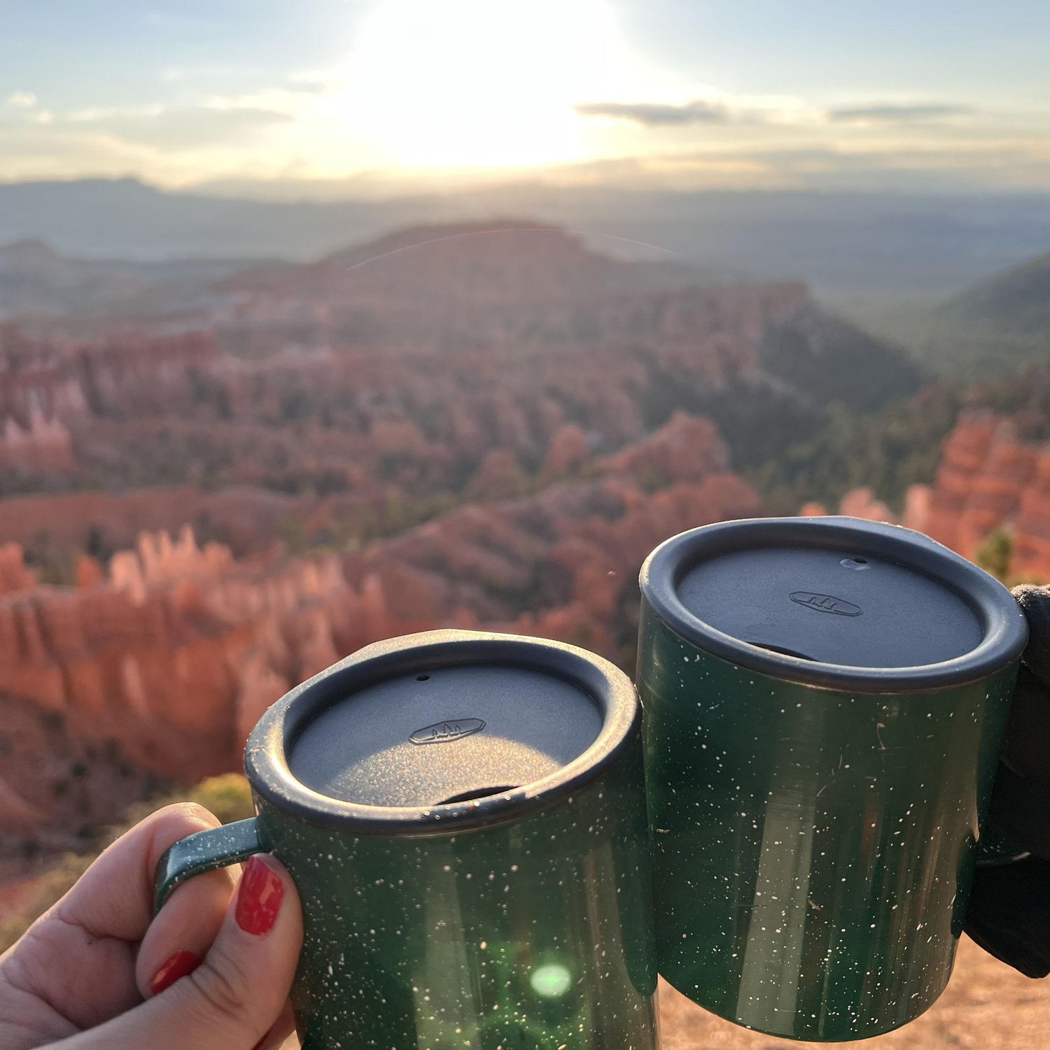 Enjoying a cup of coffee with the sunrise over the Hoodoos in Bryce Canyon NP (2023)