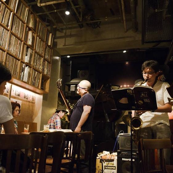 Live jazz and cocktails in Tokyo