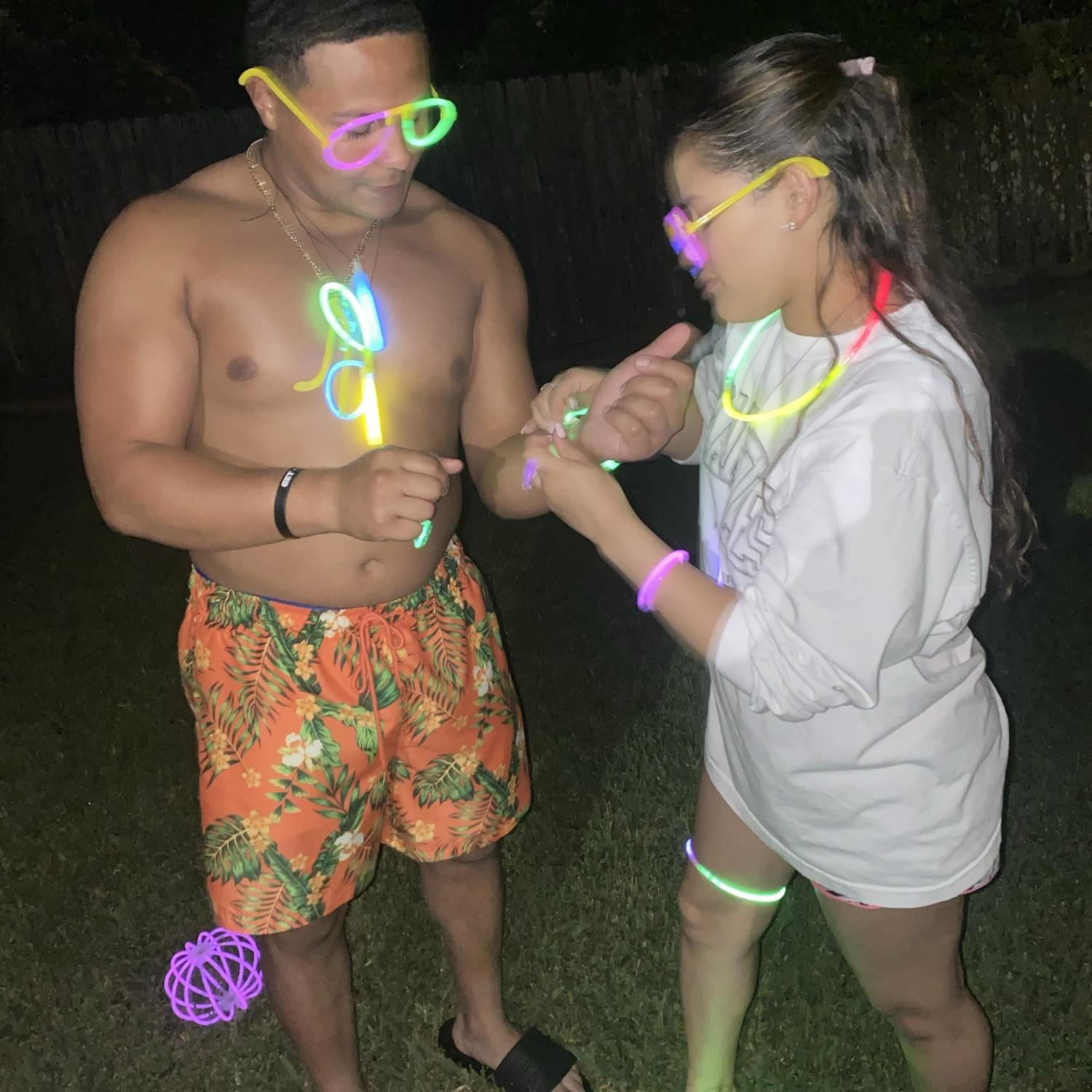 We decided to throw a glow in the dark pool party for our 3 year anniversary 🤩
