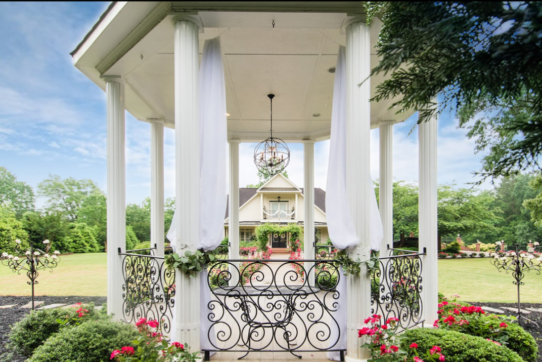 The Wedding Website of Jenise Moore and Luke Labreche