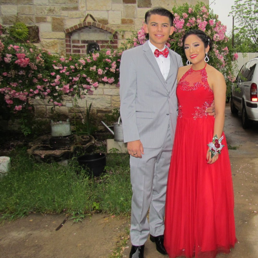 Will's Senior Prom 2019
We had been dating for more than half a year here. (7 months)

El baile de graduacion de william
18 de Mayo del 2019
Llevábamos más de medio año  como novios aquí. (7 meses)