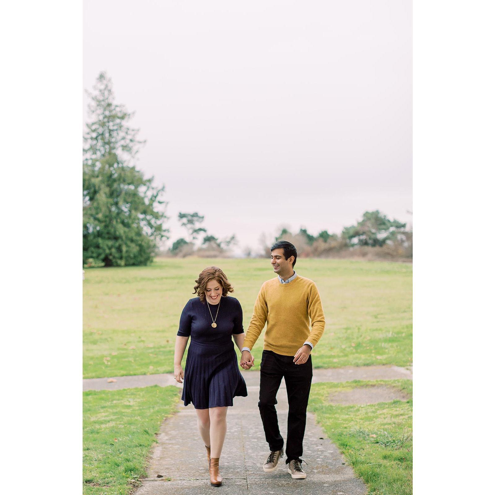 Engagement pictures in Discovery Park in Seattle, Washington. Photographer: Sarah Harris