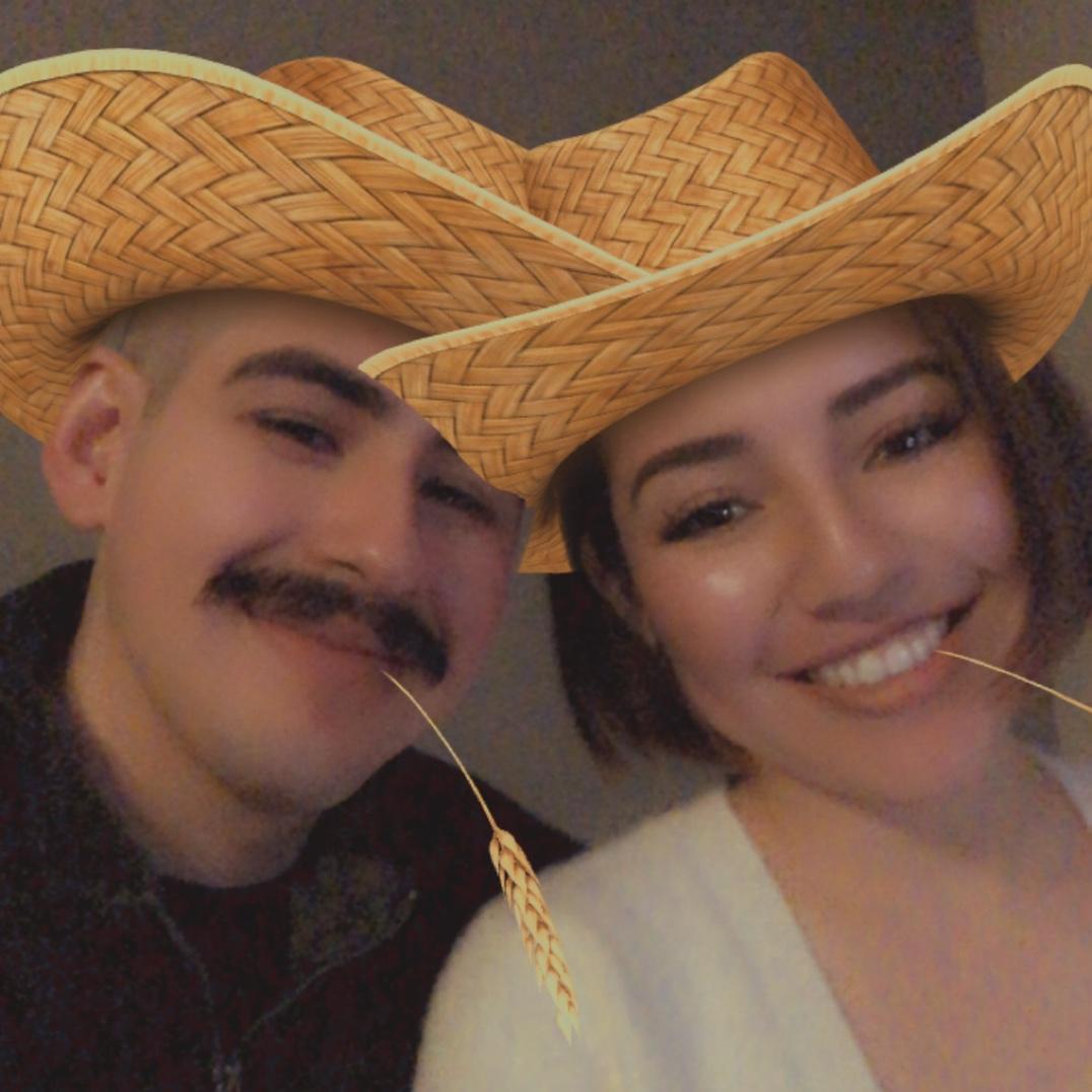 1st photo as a couple

Primera foto como pareja