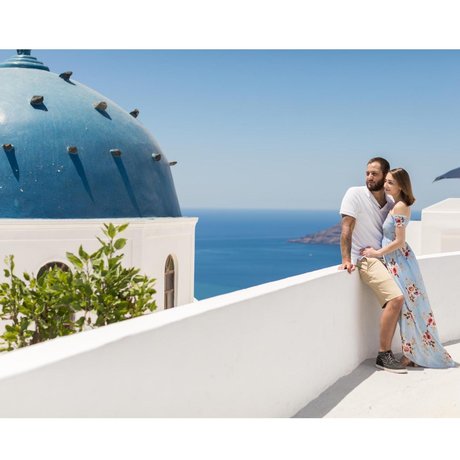 On our Greece & Italy trip we decided to take some engagement photos on the beautiful island of Santorini!