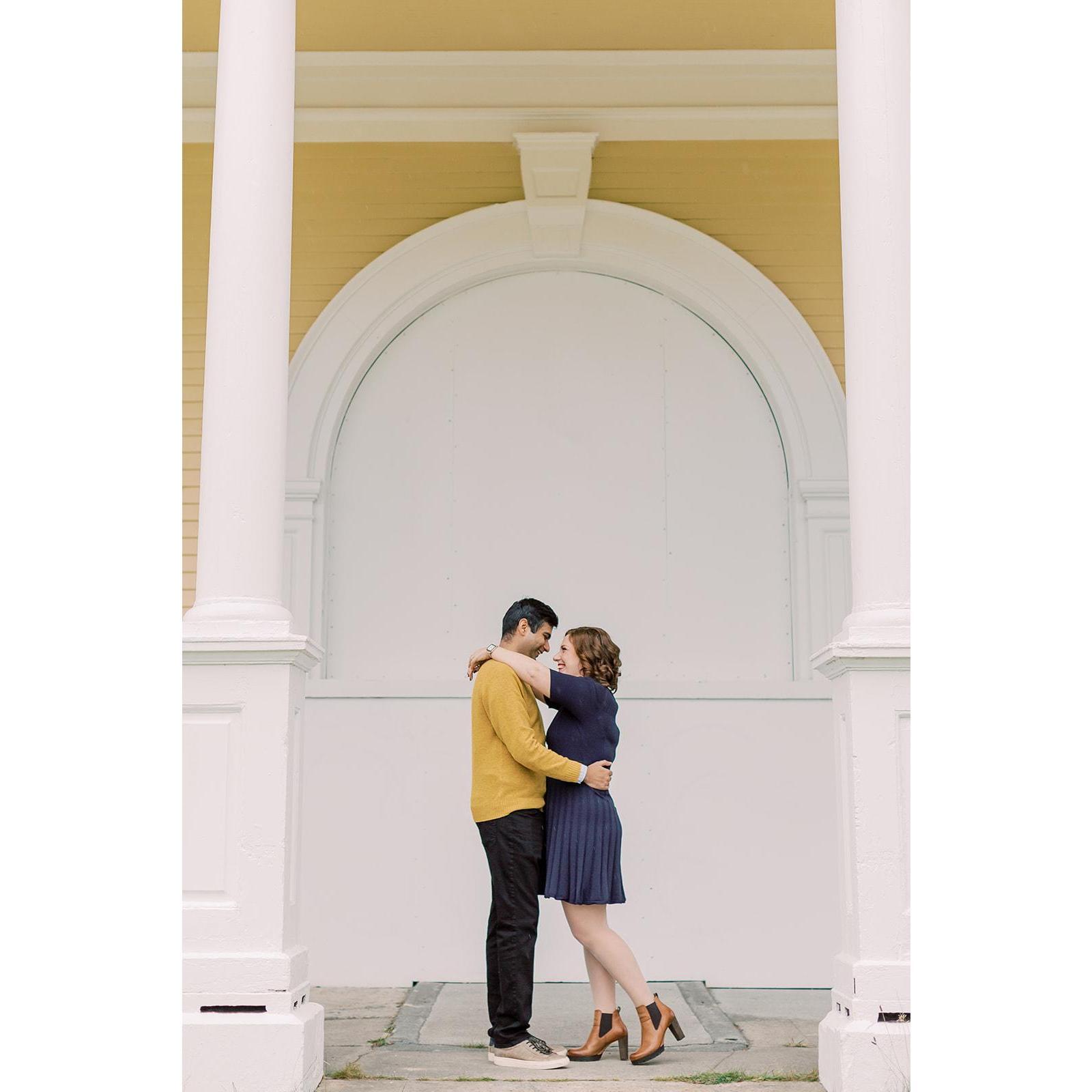 Engagement pictures in Discovery Park in Seattle, Washington. Photographer: Sarah Harris