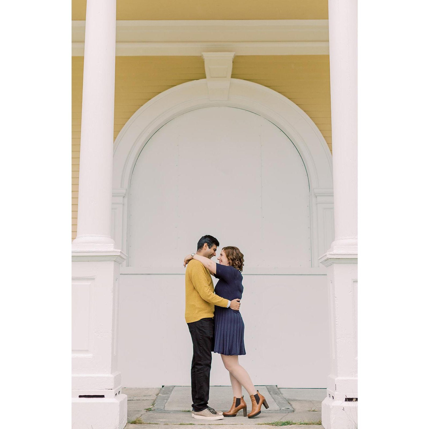Engagement pictures in Discovery Park in Seattle, Washington. Photographer: Sarah Harris
