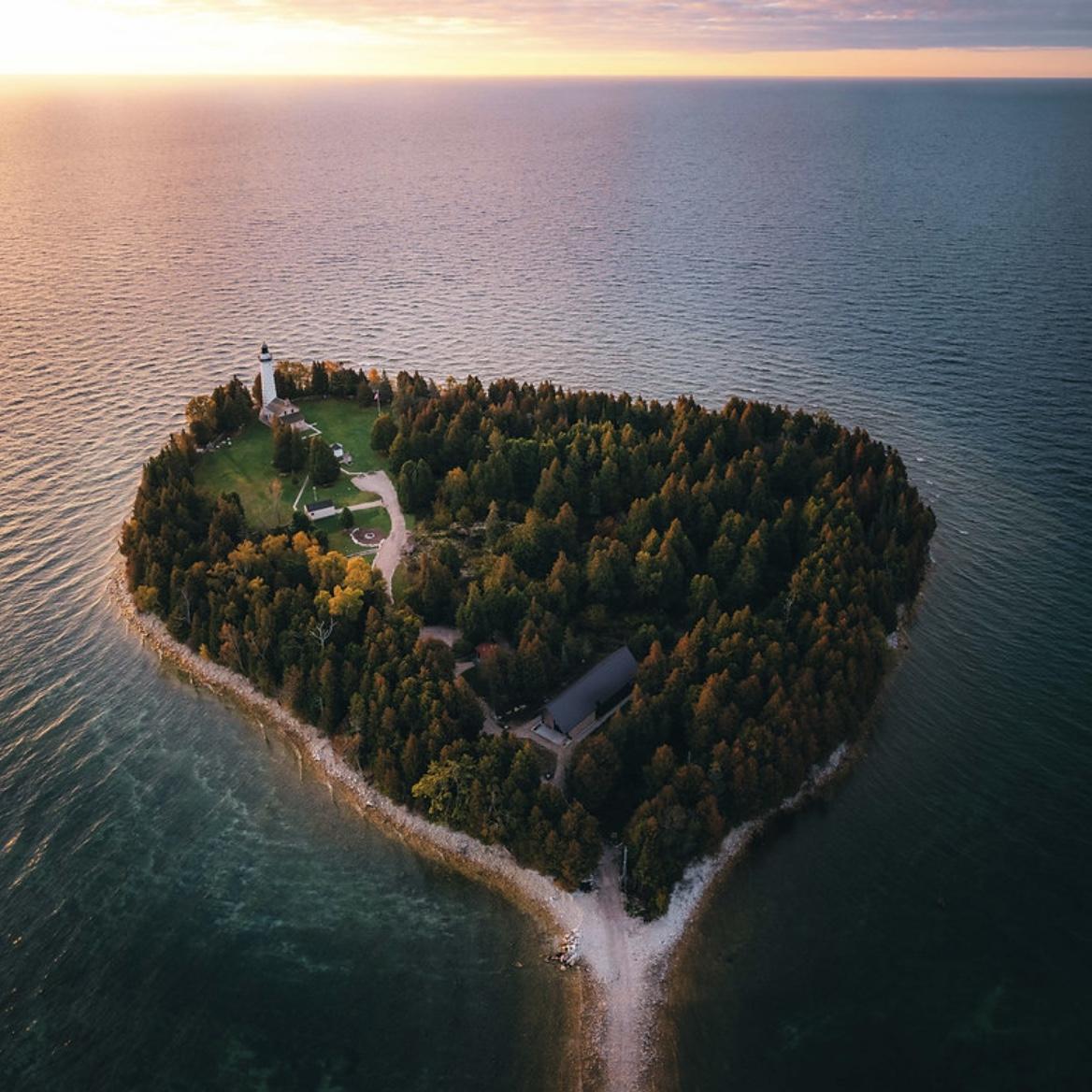 A better view of Cana Island Lighthouse in Bailey’s Harbor, Door County
Photo credit 📸 Sam Li Photography