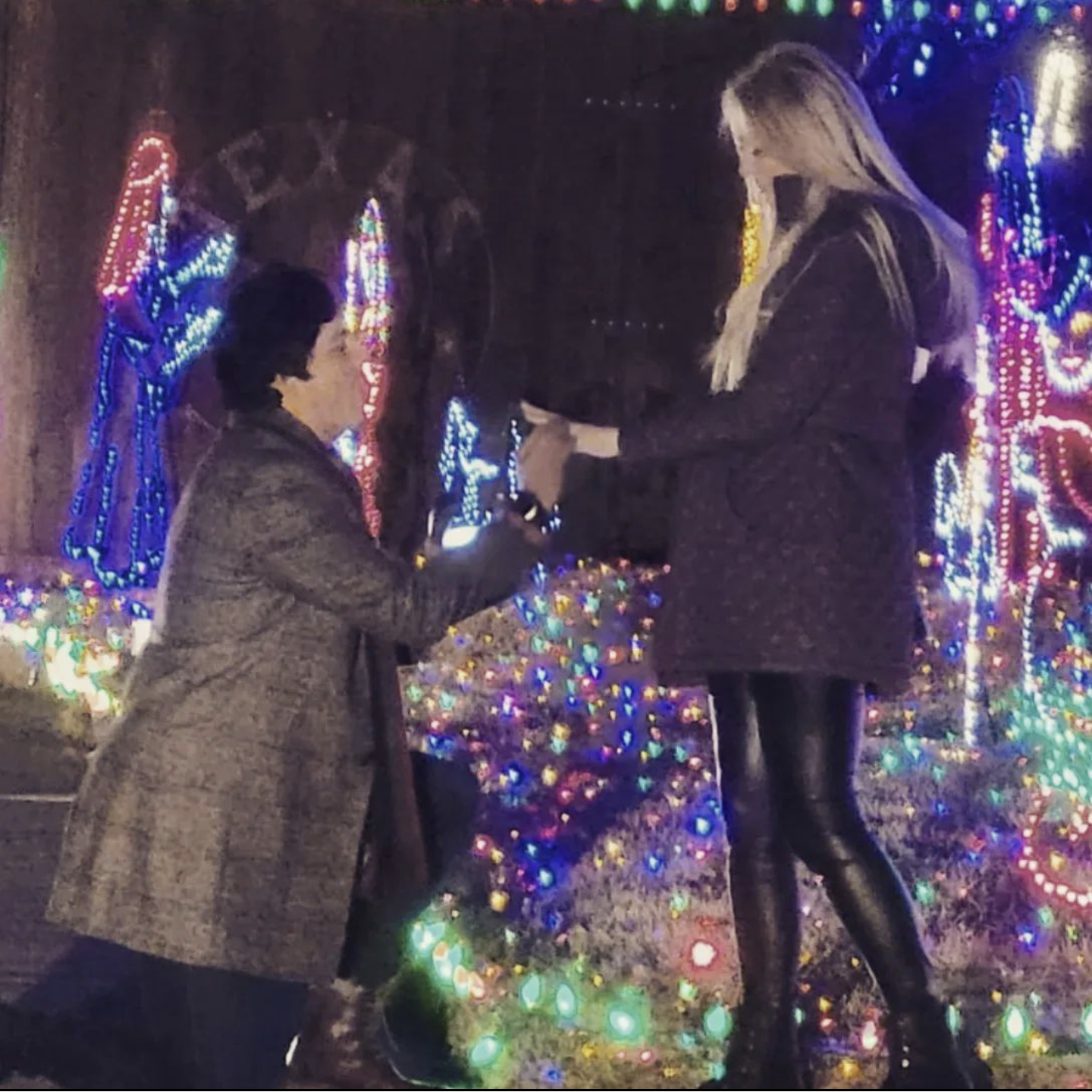 On Dec 22, 2022, the first snow day of the season, he took me to the famous house in Carrollton that displays a wild amount of Christmas lights every year.
-
El 22 de diciembre de 2022, el primer día de nieve de la temporada, me llevó a la famosa casa de Carrollton que exhibe una gran cantidad de luces navideñas cada año.