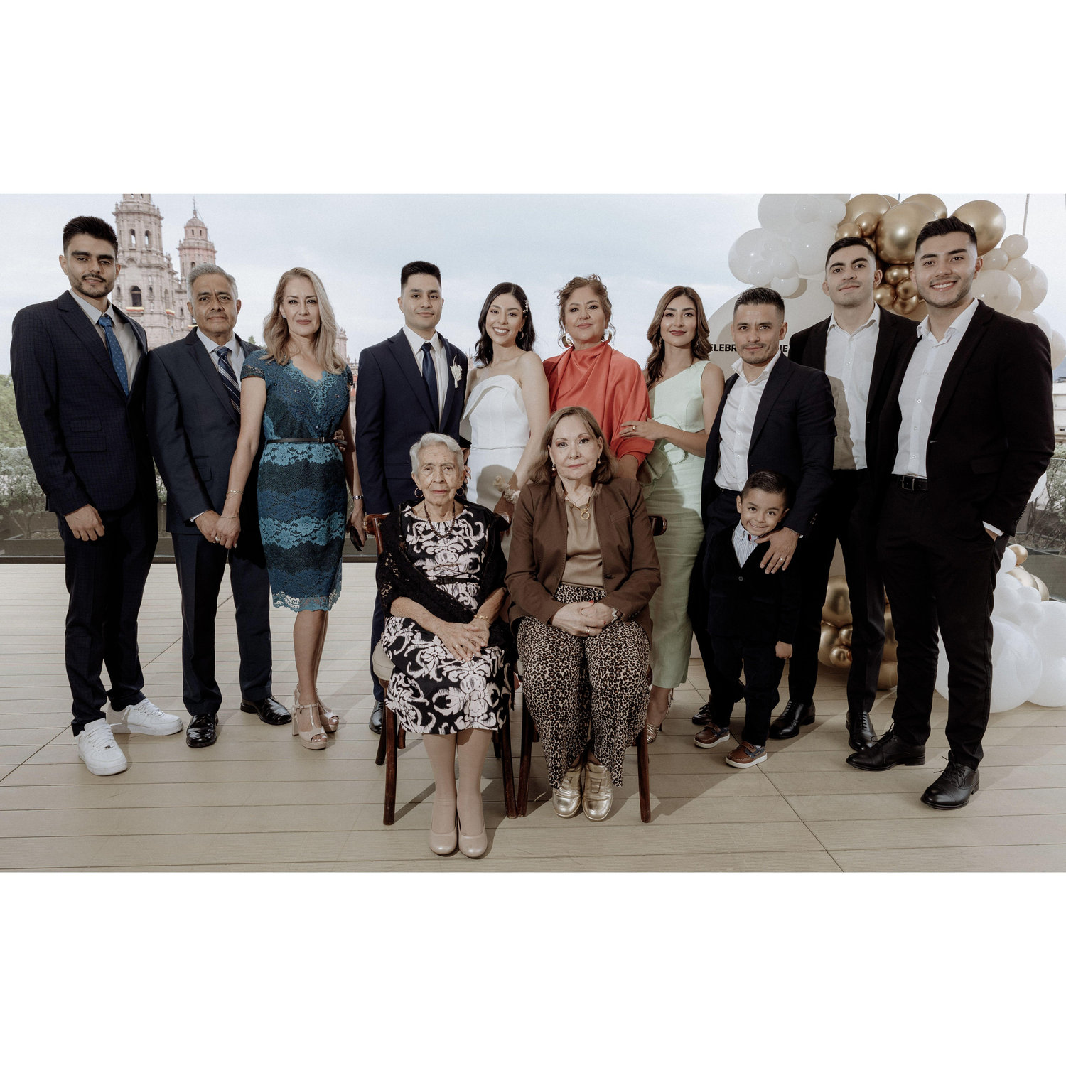 Cena de compromiso: Un amor que crece y una familia que lo celebra con nosotros.