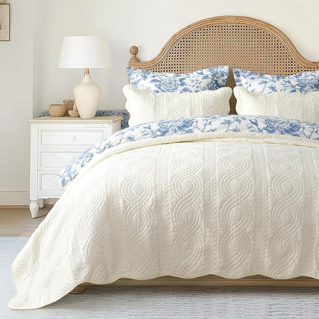 EVERGRACE Cotton Scallop Quilt Set, Queen Size 3 Piece Set – Oversized Lightweight Bedspread with 2 Shams, Soft Prewashed Coverlet for Cozy and Elegant Bedding, Ivory Cream