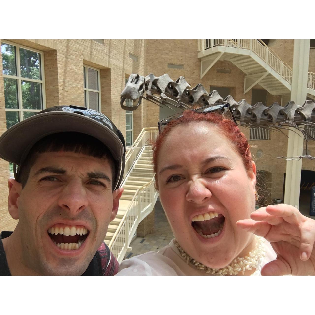 Photobombed by Littlefoot! Natural history Museum in Atlanta- Fotobomba de piecito! Museo de historia natural en Atlanta