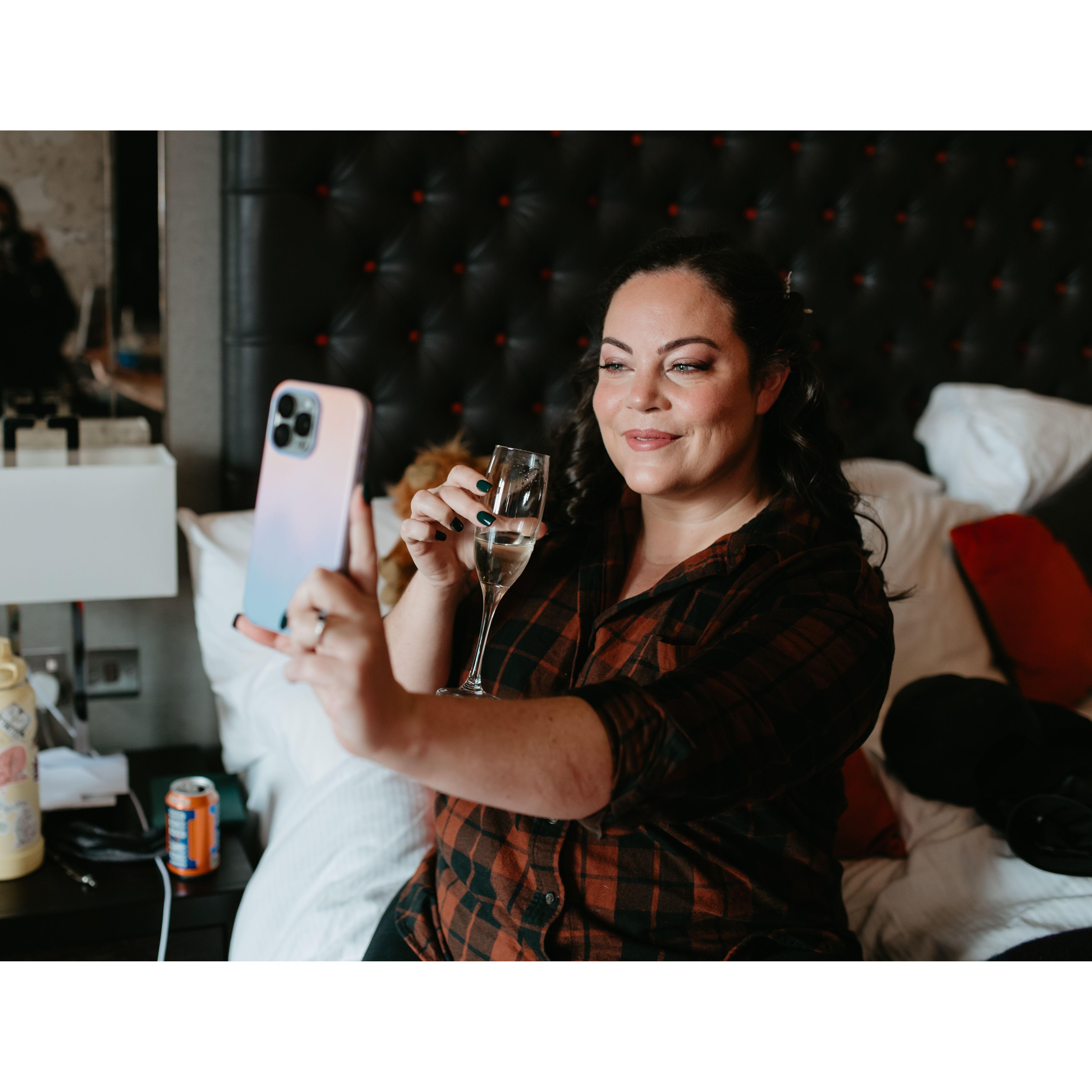 Lauren's bff Sally, couldn't come, but she still did everything she could to be involved! This is them FTing when Sally woke up at 5am with a champagne glass of water to cheers while getting ready!