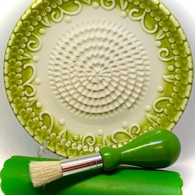 BonCera, All-in-one 4pcs Prime Ceramic Garlic Grater Set - HandMade, Yellow Garlic Design Grater Plate w/Garlic Peeler, Gathering Brush, Display Stand, It's also grating Turmeric, Ginger, and more,