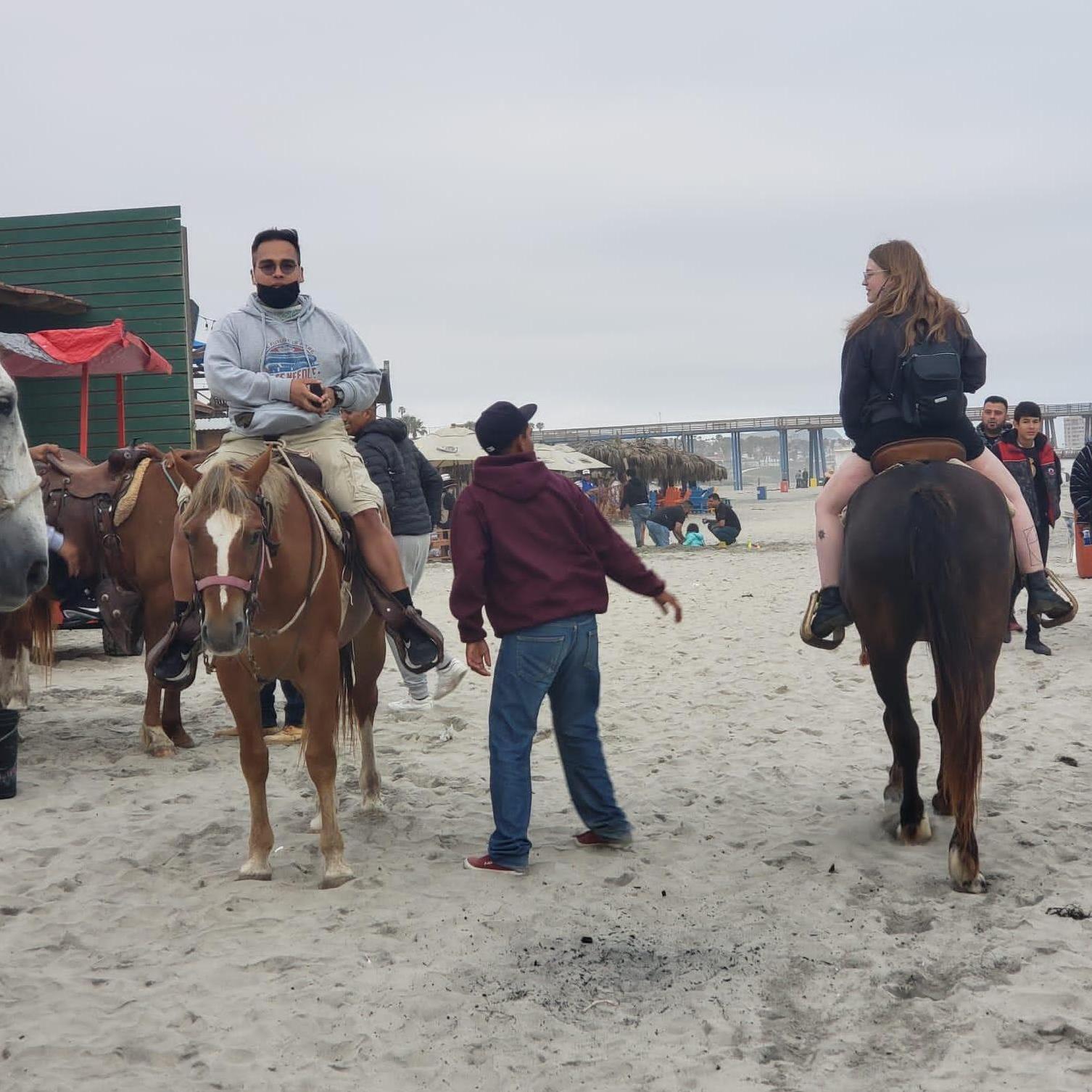 Riding horses on the beach of Mexico shortly after Maryah met Joel's dad for the first time.
Montar a caballo en la playa de México poco después de que Maryah conoció al padre de Joel por primera vez.