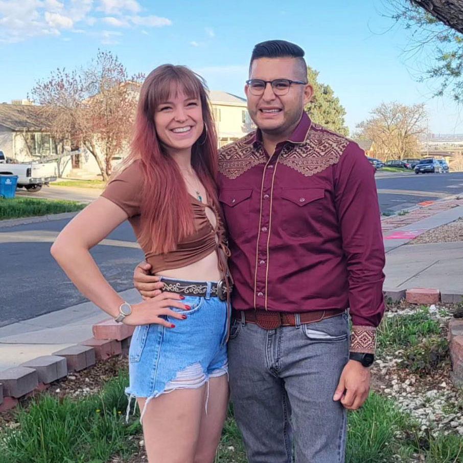 When Carlos surprised Raquel with tickets to see Grupo Frontera. | Cuando Carlos sorprendió a Raquel con entradas para ver al Grupo Frontera.