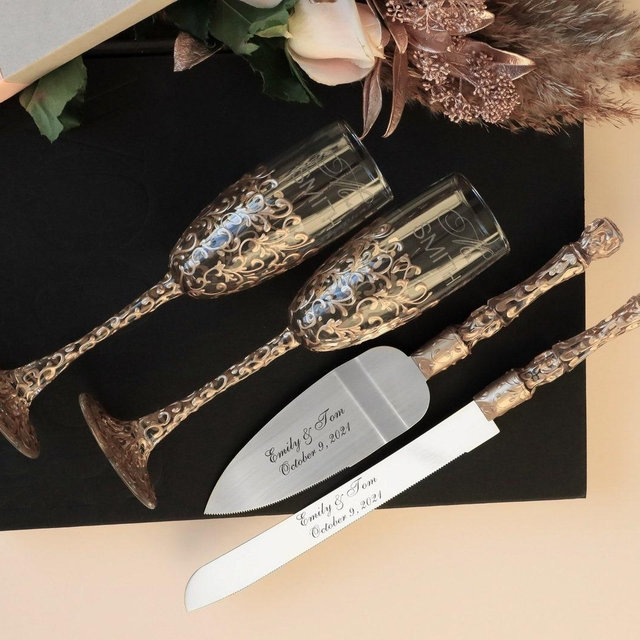 Wedding champagne glasses for Bride and Groom, Champagne flutes and cake cutter set gold, wedding gift anniversary for couple, set of 4