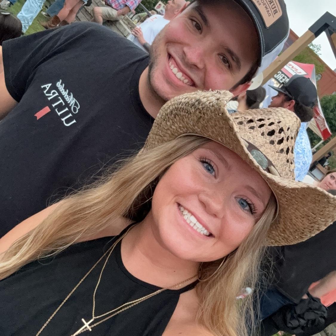 Concert dates are definitely one of our favorite nights out! 🎶🎸🤠