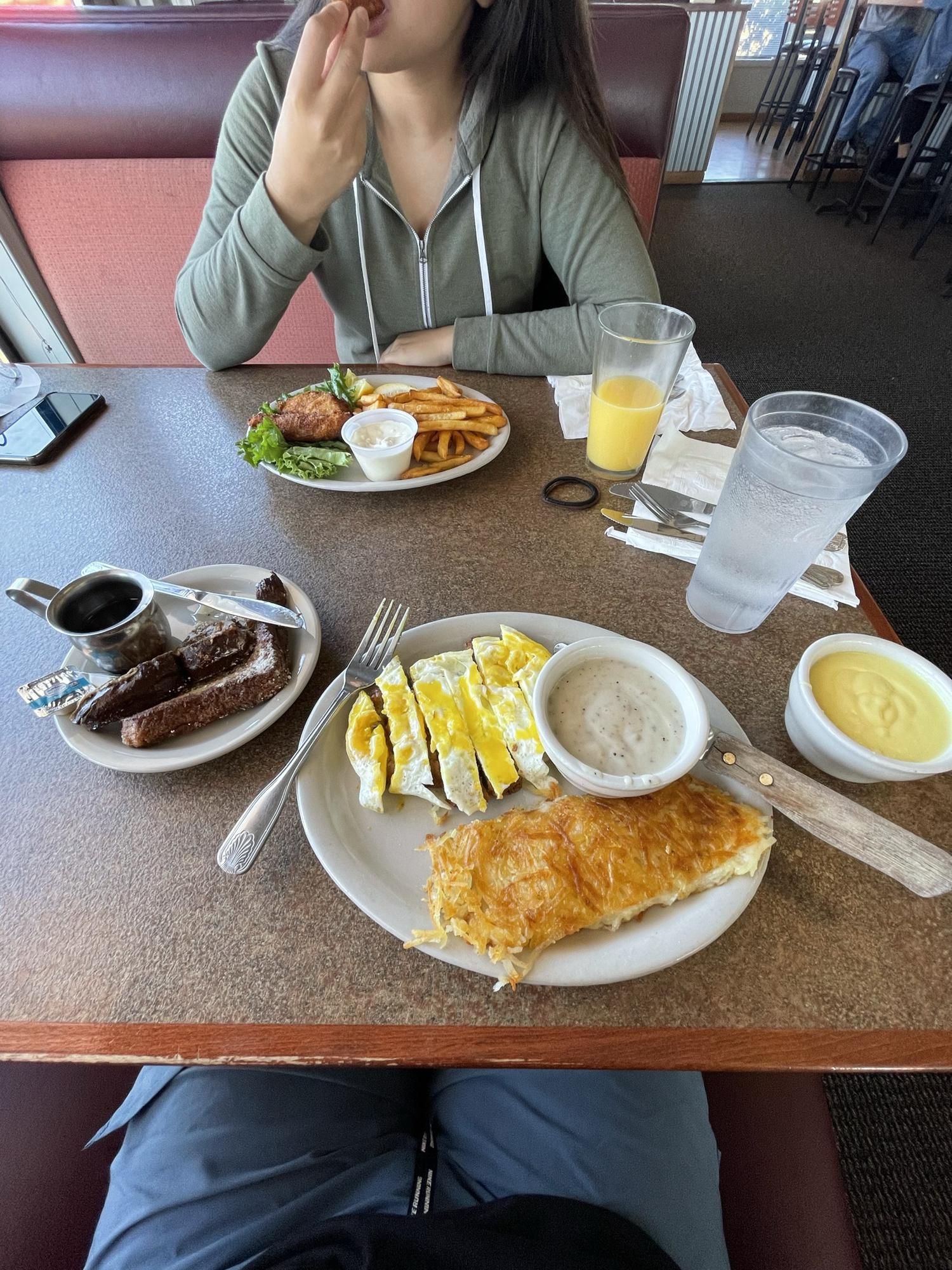 We LOVE to eat out & tryout new Restaurants!🥞 🍳