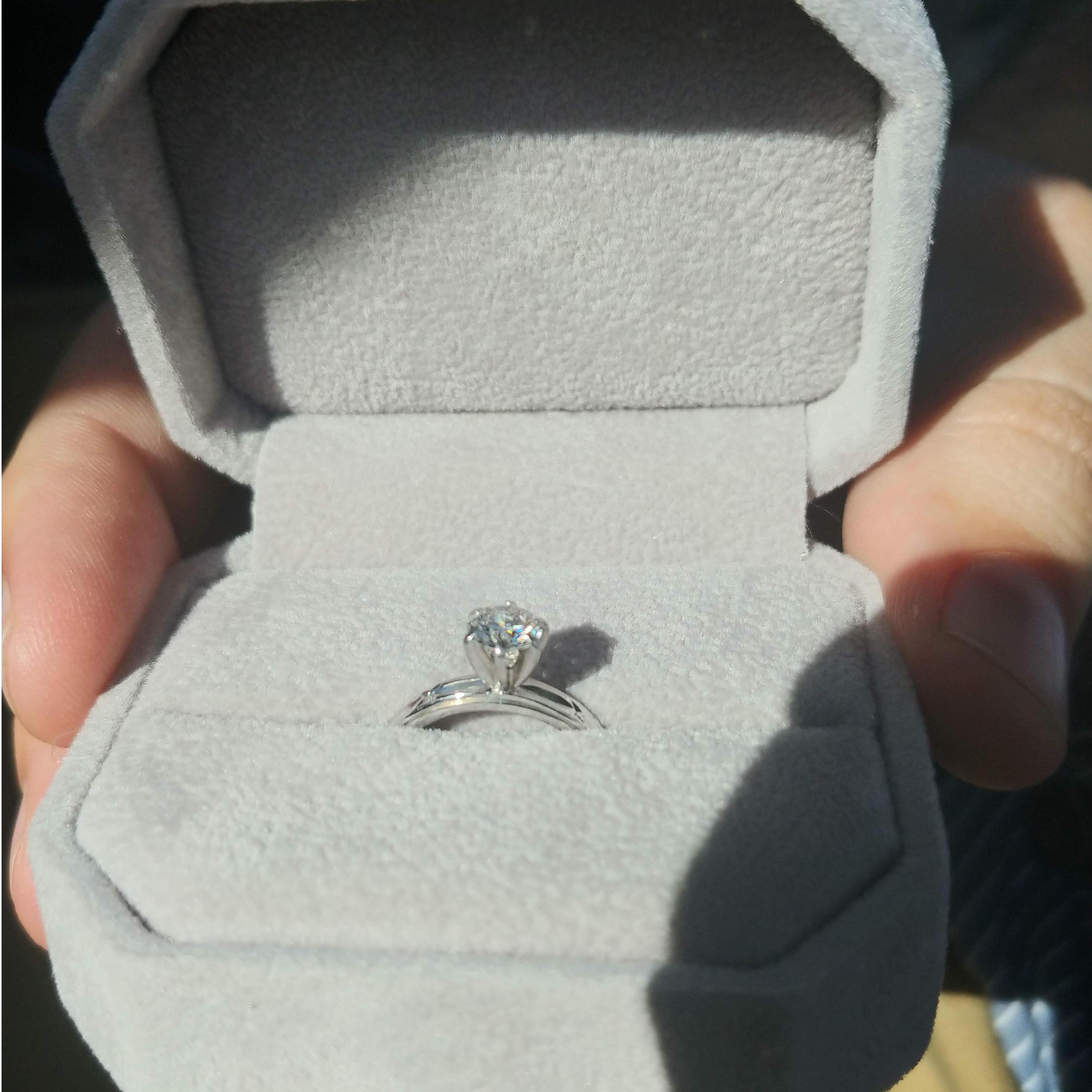 2018- Randy gets ready to propose marriage to me. Randy se prepara para proponerme matrimonio.