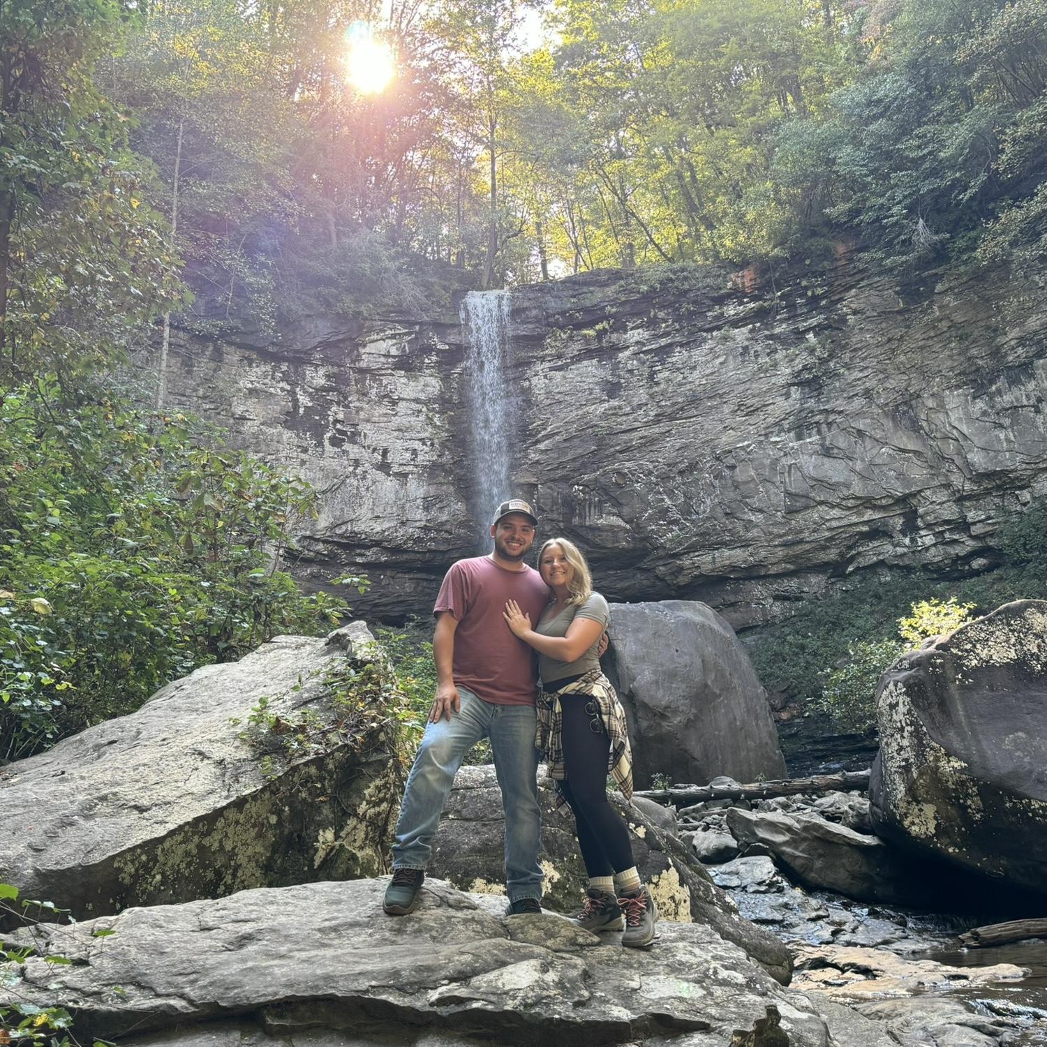 📍Cloudland Canyon is extra special to us! It’s one of our first favorite date adventures & it’s where Jacob popped the question! 🌿💍💗