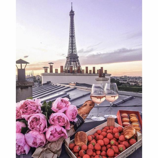 Romantic Honeymoon dinner in Paris