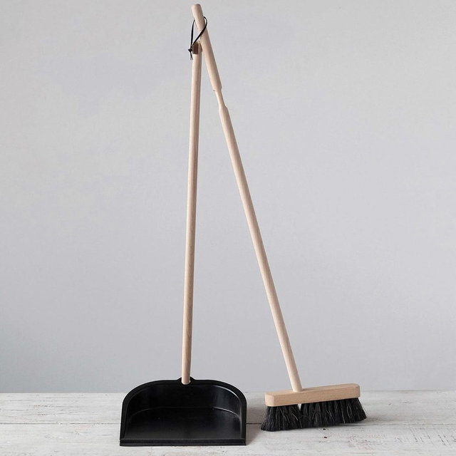 Broom & Standing Metal Dust Pan, Natural & Black