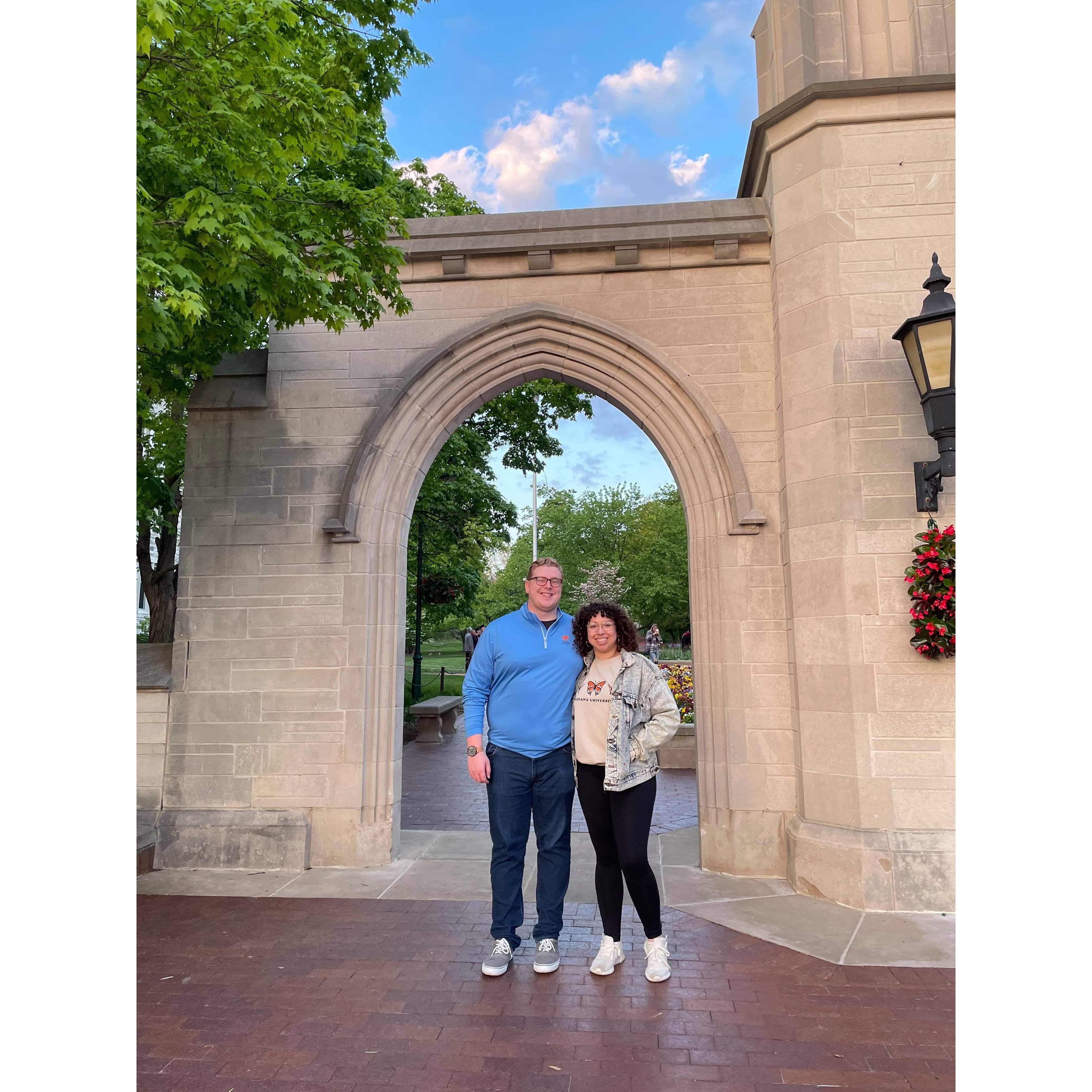 May 2021: Our first picture at the IU Sample Gates | Nuestra primera foto en las Puertas iconicos de Universidad de Indiana