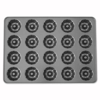 Wilton® Perfect Results Mega Mini Fluted Pan