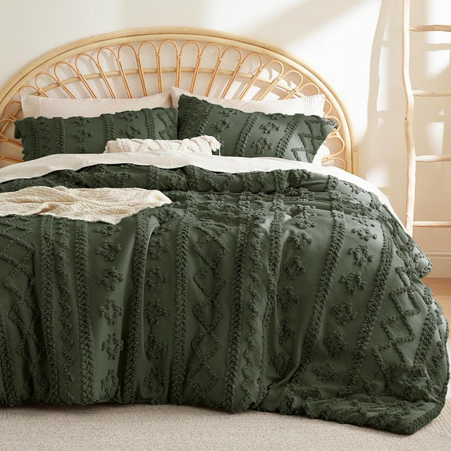 Bedsure Tufted Boho Comforter Set Oversized Queen - Olive Green Boho Bedding Comforter Set, 3 Pieces Farmhouse Shabby Chic Embroidery Bed Set, Soft Jacquard Comforter for All Seasons