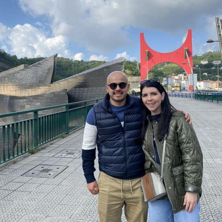 Frente al Museo Guggenheim en Bilbao - 2023