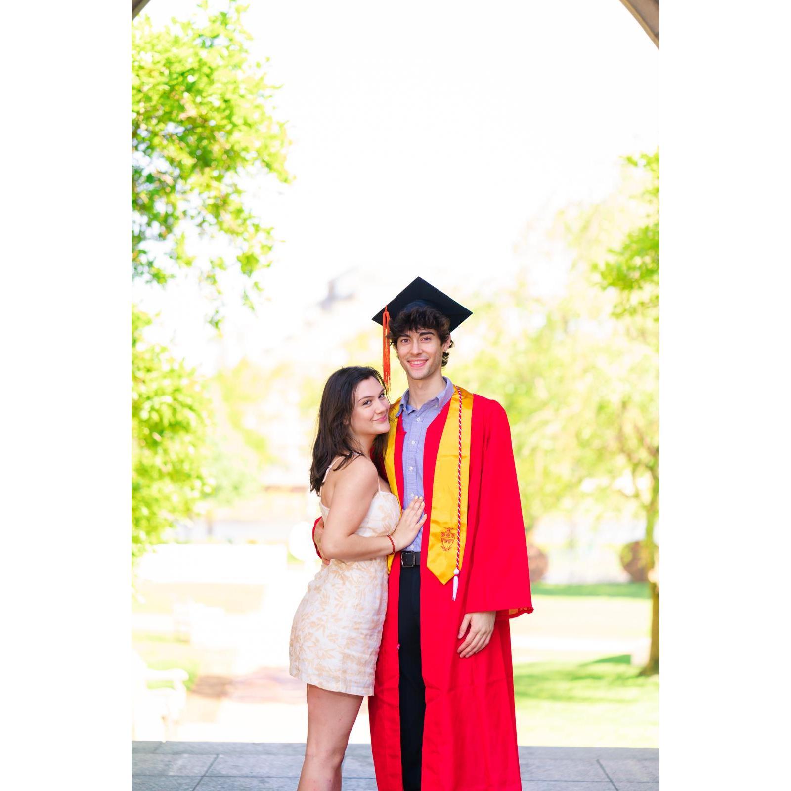 Then Caio graduated that May! | Então o Caio se formou naquele maio!