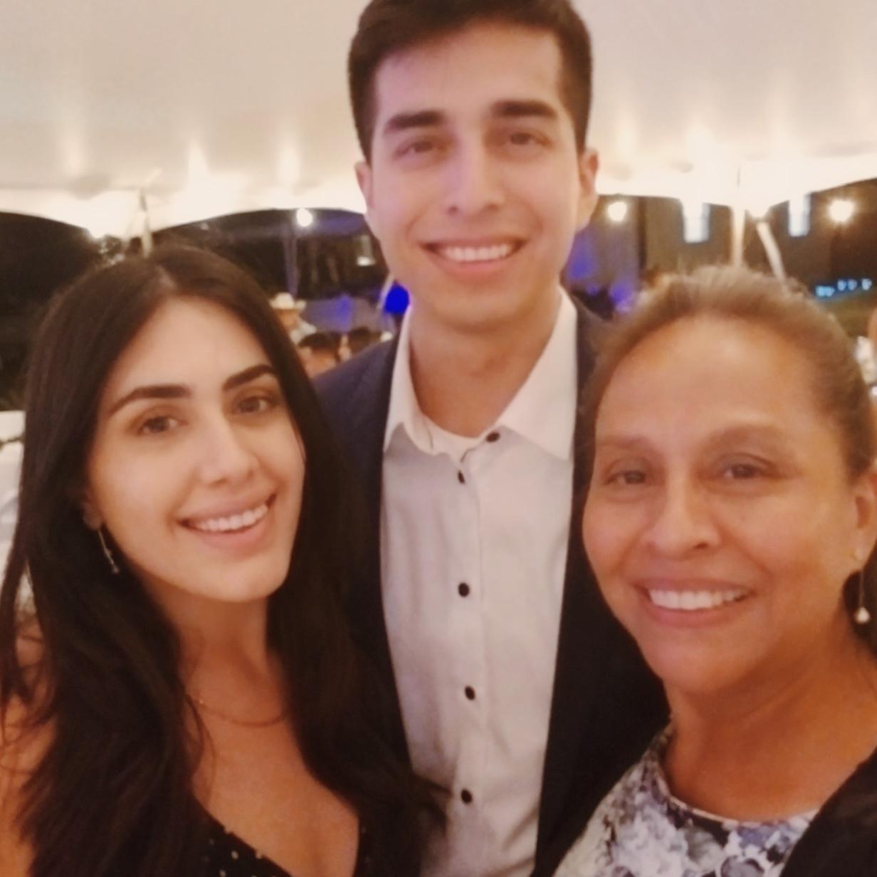 April 2022 

First wedding we attended as a couple (featuring Jose’s mama) 
Primera boda que fuimos como una pareja (con la mami de José)