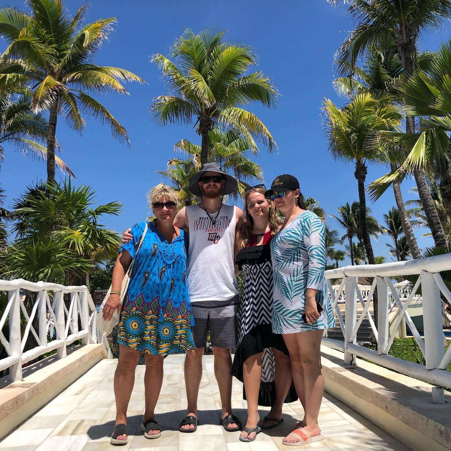Some of the Nicholson fam and Michael in Mexico 🇲🇽