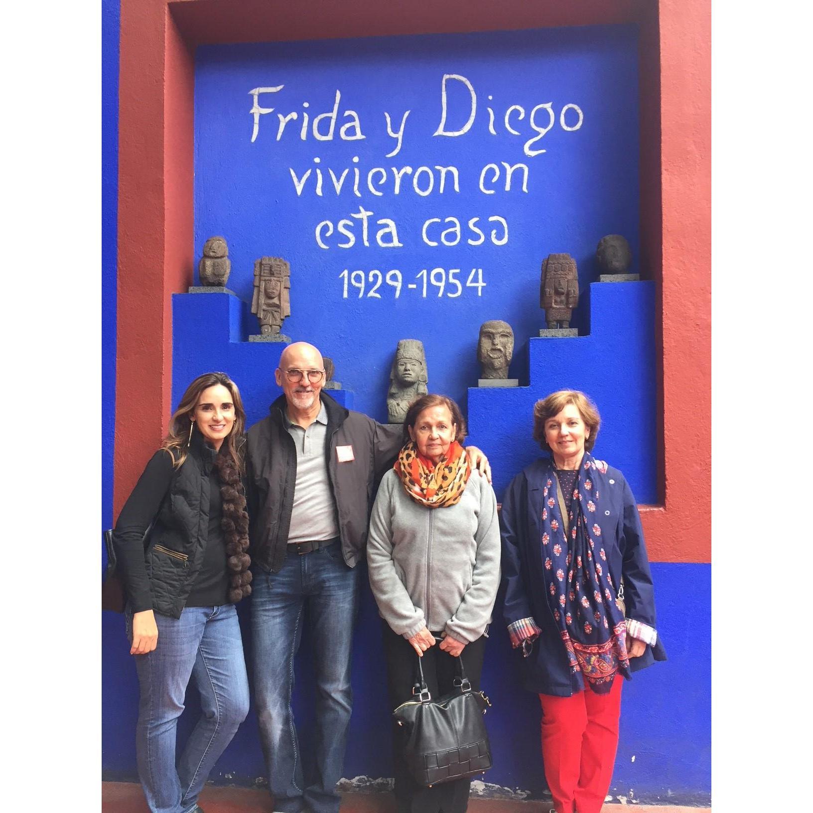 Disfrutando con Tina y Silvia del arte mexicano en el museo de Frida Kahlo, Coyoacan, México.