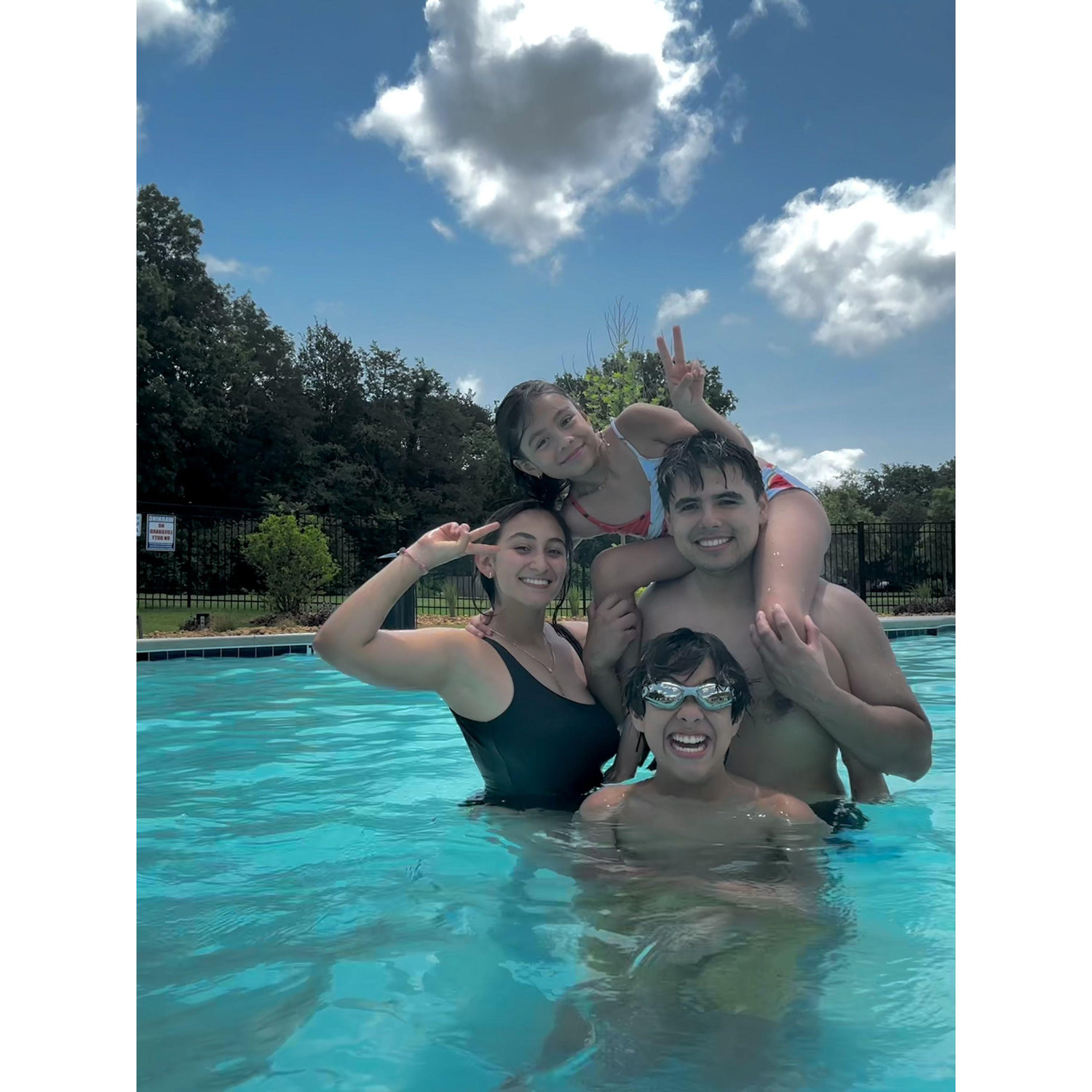 Una tarde en la piscina con los niños❤️