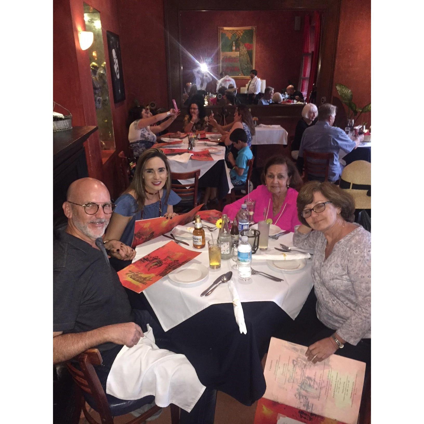 Degustando una excelente cena, y unas copitas, en Hank's San Miguel de Allende, México.