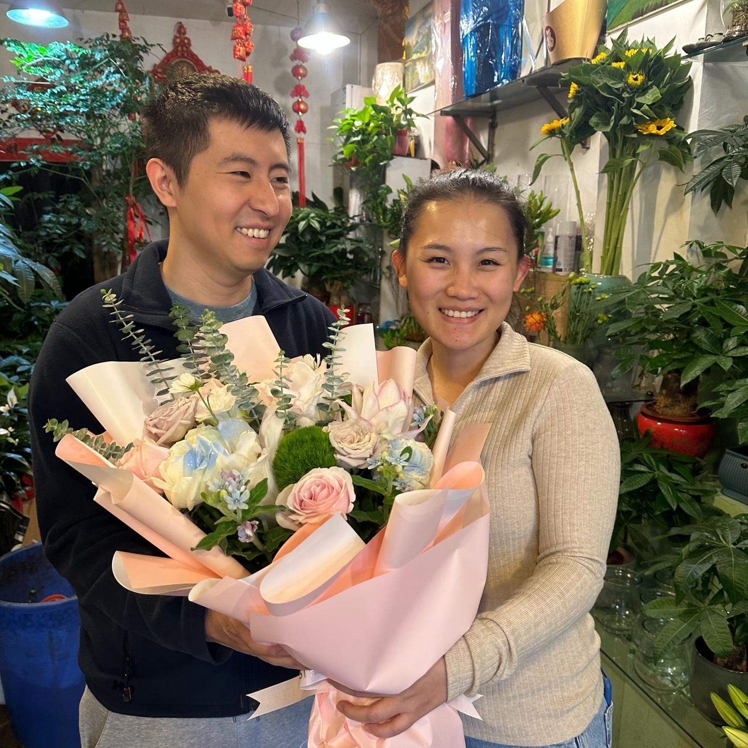 Flowers for Joyce's 29th birthday in Shanghai, China. 2023 年 10 月, 在Joyce 29 岁生日那天,Brian在中国上海送了Joyce鲜花。