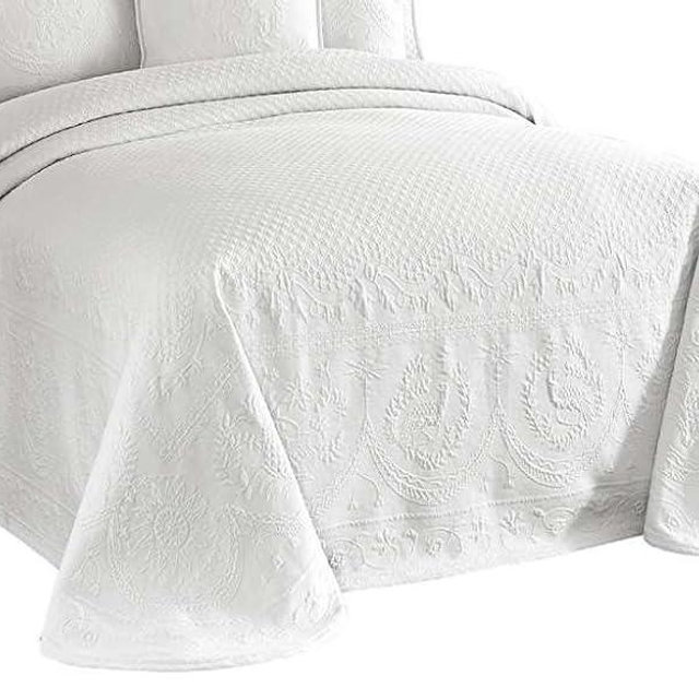 Historic Charleston King Charles Modern Farmhouse Floral Matelasse Bedspread, 100% Cotton Breathable Bedding, Full/Queen, White