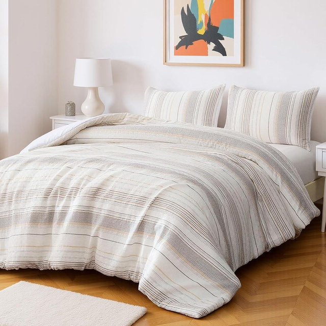 Amazon Basics Comforter Set, 3-Piece Jacquard Microfiber Comforter and 2 Pillow Shams, All-Season Bedding, King, Beige Striped