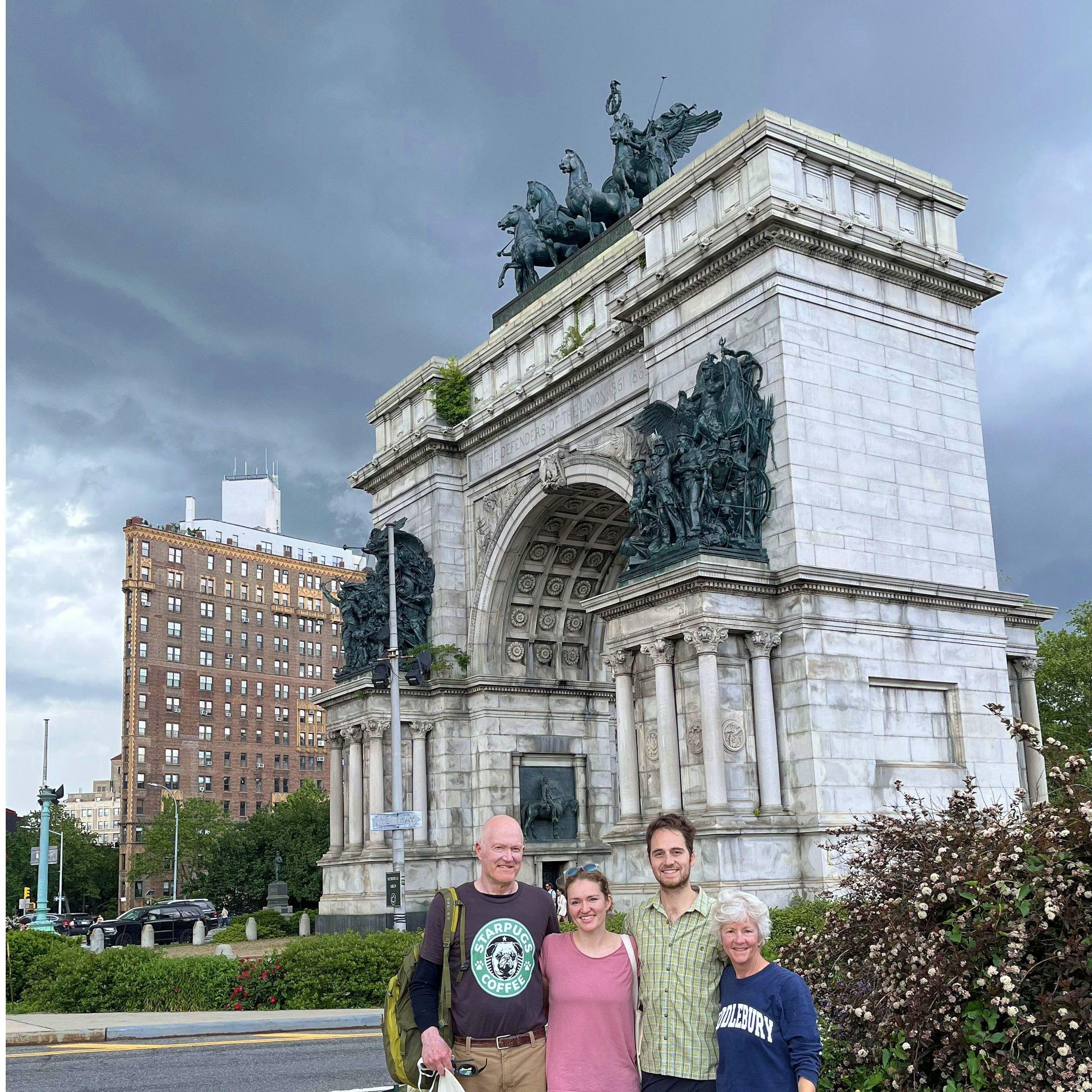 Con la familia de Davis en Brooklyn.
//
Showing the Woolworth-Shave clan around our neighborhood of Prospect Heights, Brooklyn.