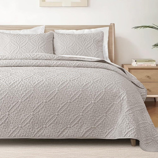 Exclusivo Mezcla Queen Quilt Bedding Set, Lightweight Soft Bedspreads Coverlets with 2 Pillow Shams, Modern Light Grey Quilts Queen Full Size for All Seasons