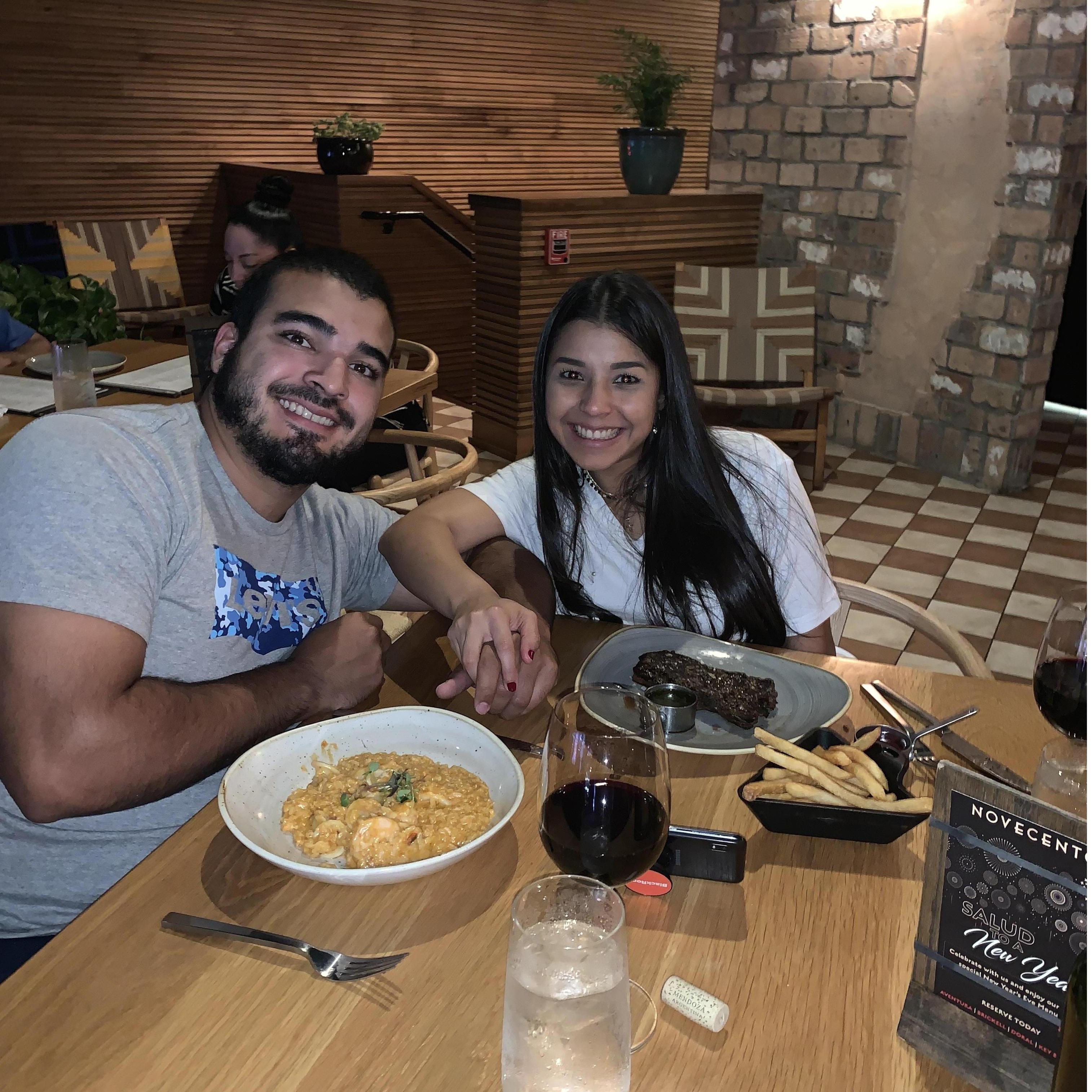 Cena para dos. Primera cena romantica! Momento favorito de ella. Ella brindo esa vez y le dijo al novio lo especial que es ese momento para ella.
