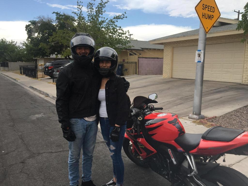 Us on a casual day Riding /
Nosotros en un día casual