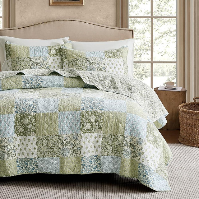 WDCOZY 100% Cotton Reversible Patchwork Quilt Queen Size, Lightweight Farmhouse Vintage Shabby Chic Bedding Set with 2 Pillow Shams, Green Floral Printed Pattern Bedspread Coverlet for All Seasons