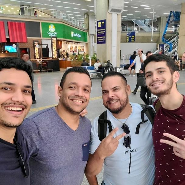 Sam, William, Erick, & Dereck @ the GIG Airport 🇧🇷✈️ ☕️ The brothers meet Erika’s dad and brother | Os irmãos conhecem o pai e o irmão de Erika | Los hermanos conocen al papá y al hermano de Erika