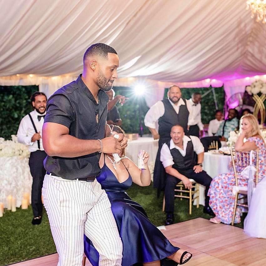 Fun fact: Avril got the bouquet at her best friend's wedding and Chris got the garter! Here is a picture from the well known tradition of Chris about to put the garter on Avril.