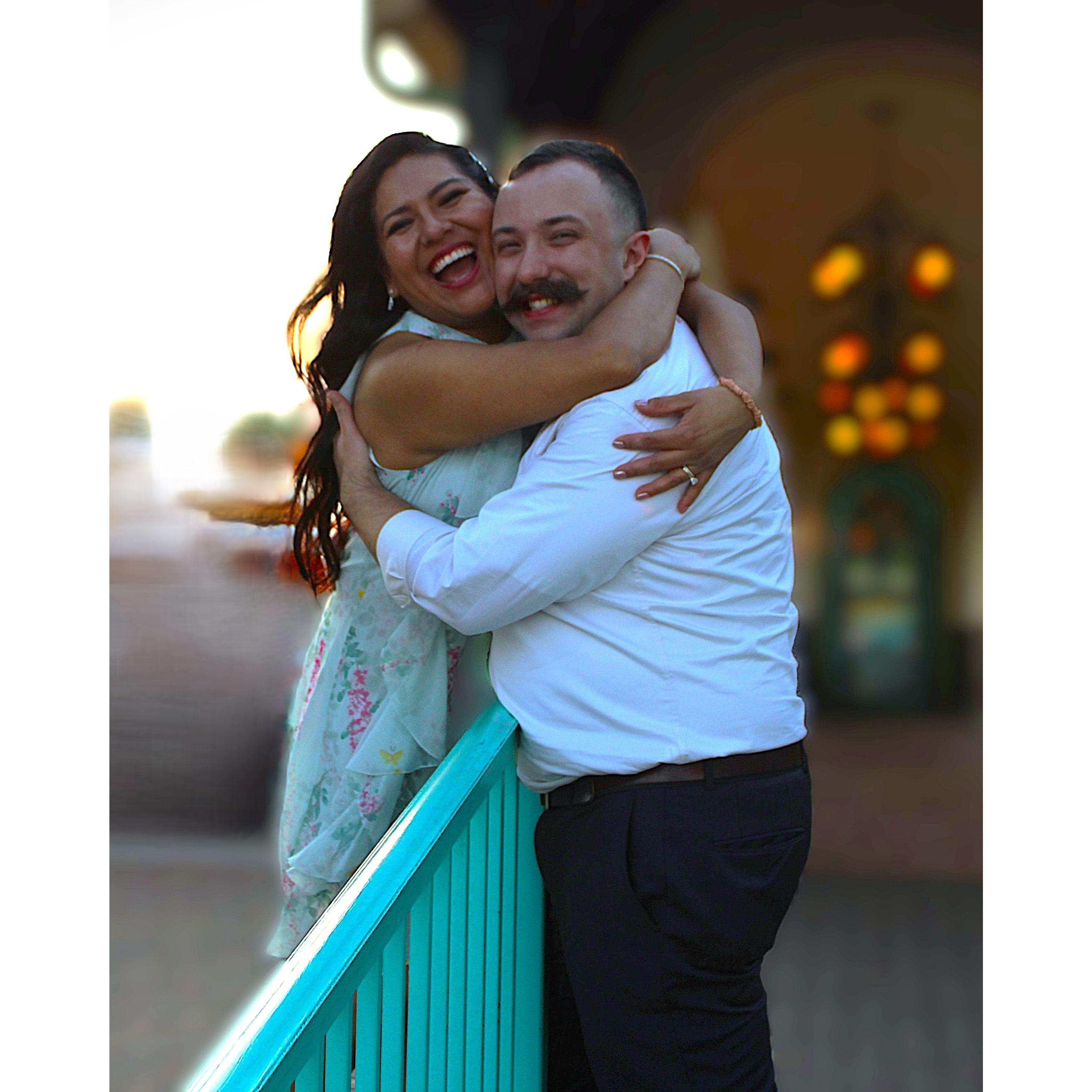 Golden hour glow! ✨📸 Laura and Joseph, radiant with love, facing the future together