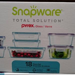 Snapware 18-piece Pyrex Glass Food Storage Set (Purple & Blue)
