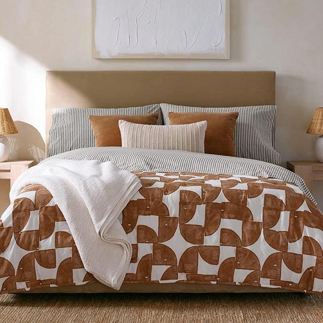Nate Home by Nate Berkus All-Season Cotton Percale Distressed Shapes Quilt Set | Comfortable, Luxury Bedding from mDesign - King Size - 1 Duvet Cover/2 Pillow Shams, Bronze/Antique White (Camel)